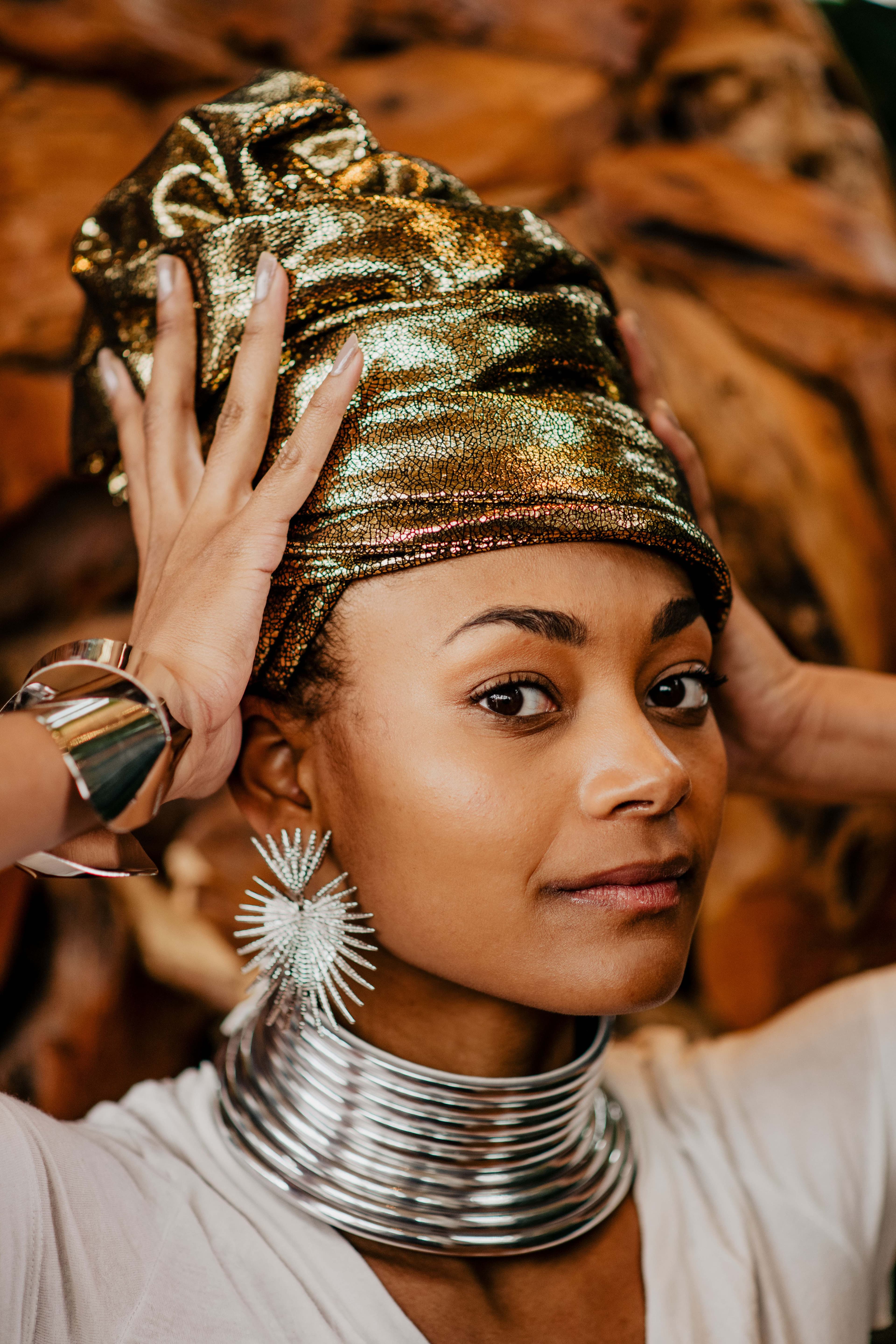 Look La Souveraine — turban doré royal